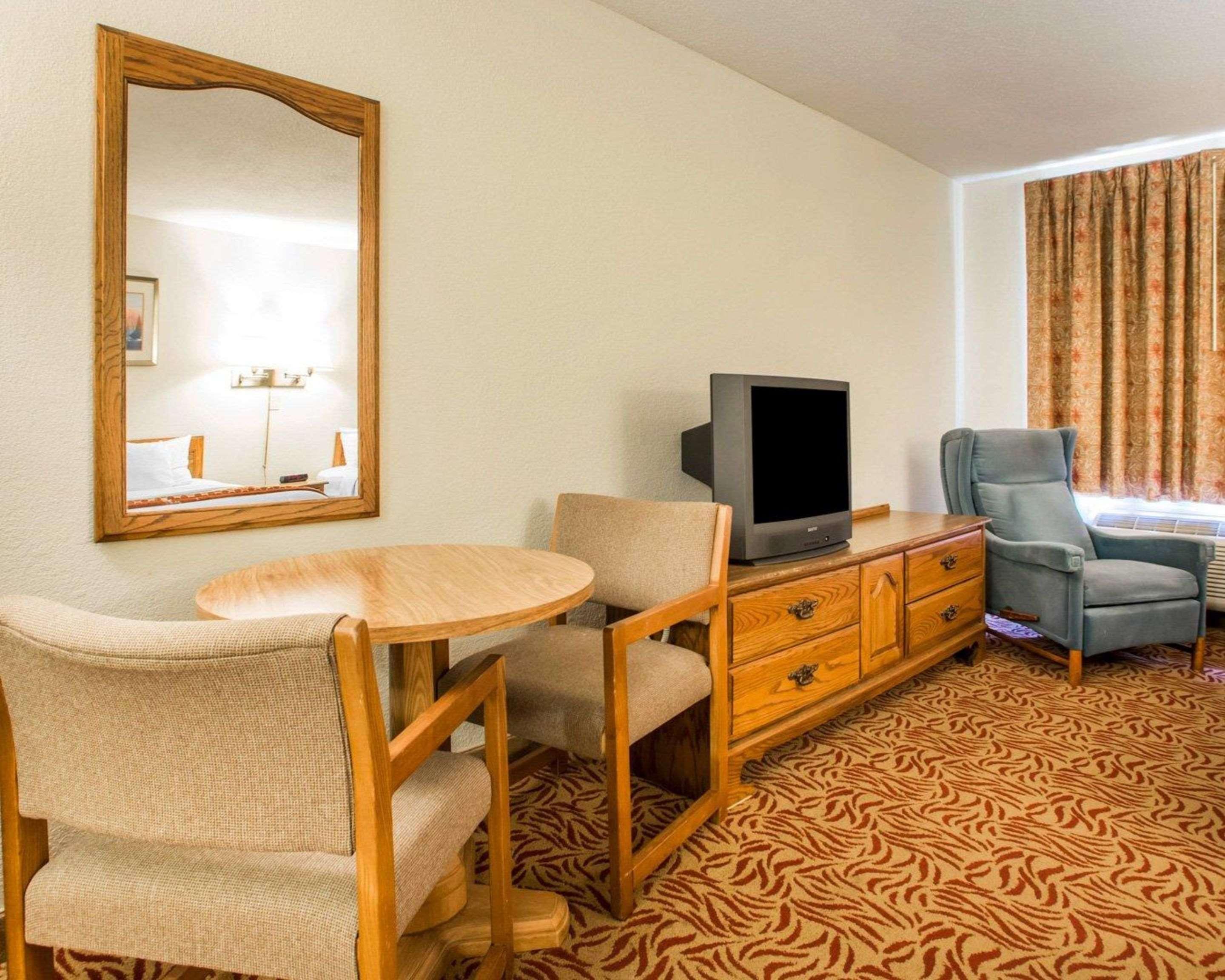 Econo Lodge Inn & Suites Stevens Point Esterno foto