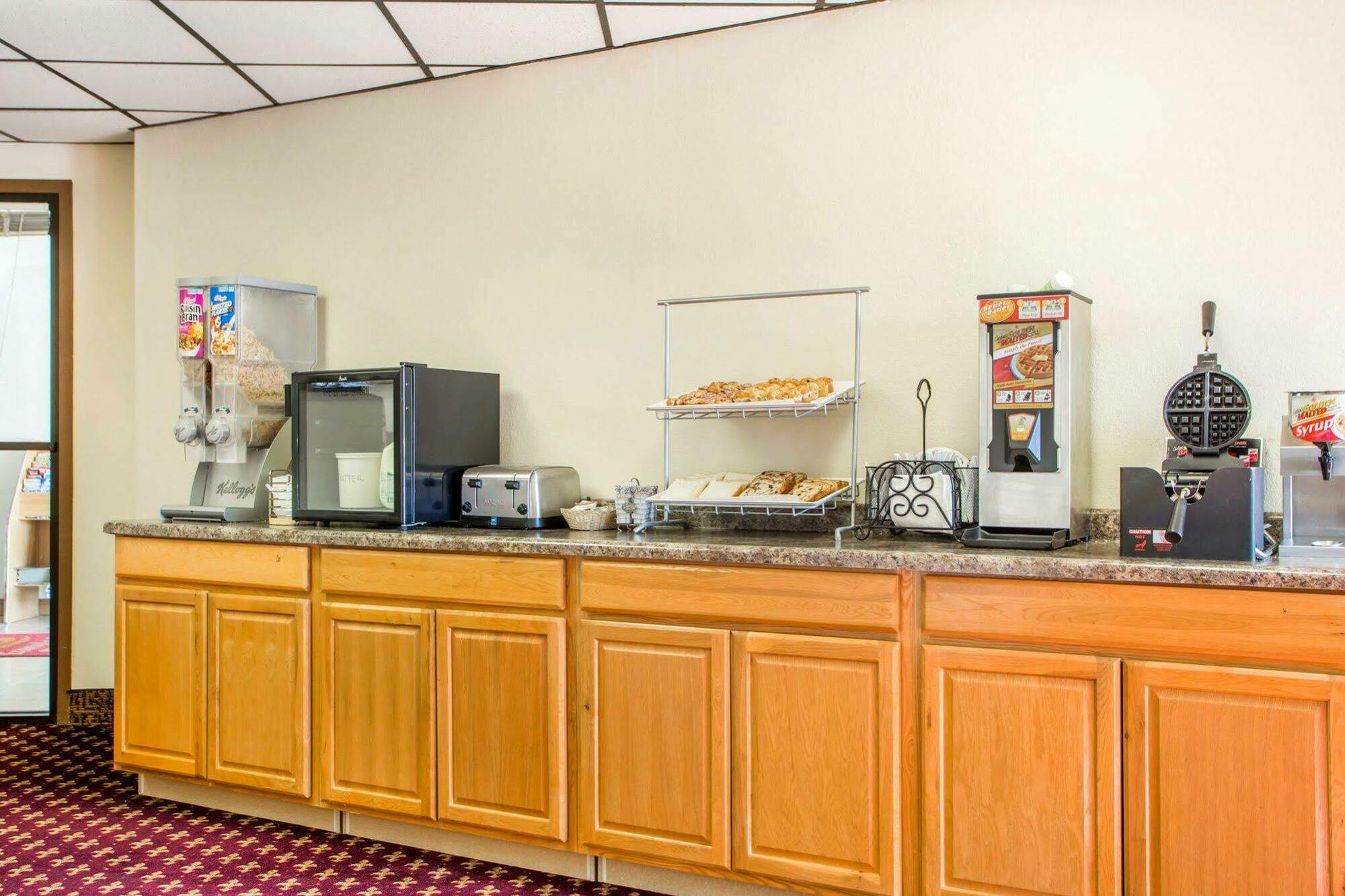 Econo Lodge Inn & Suites Stevens Point Esterno foto